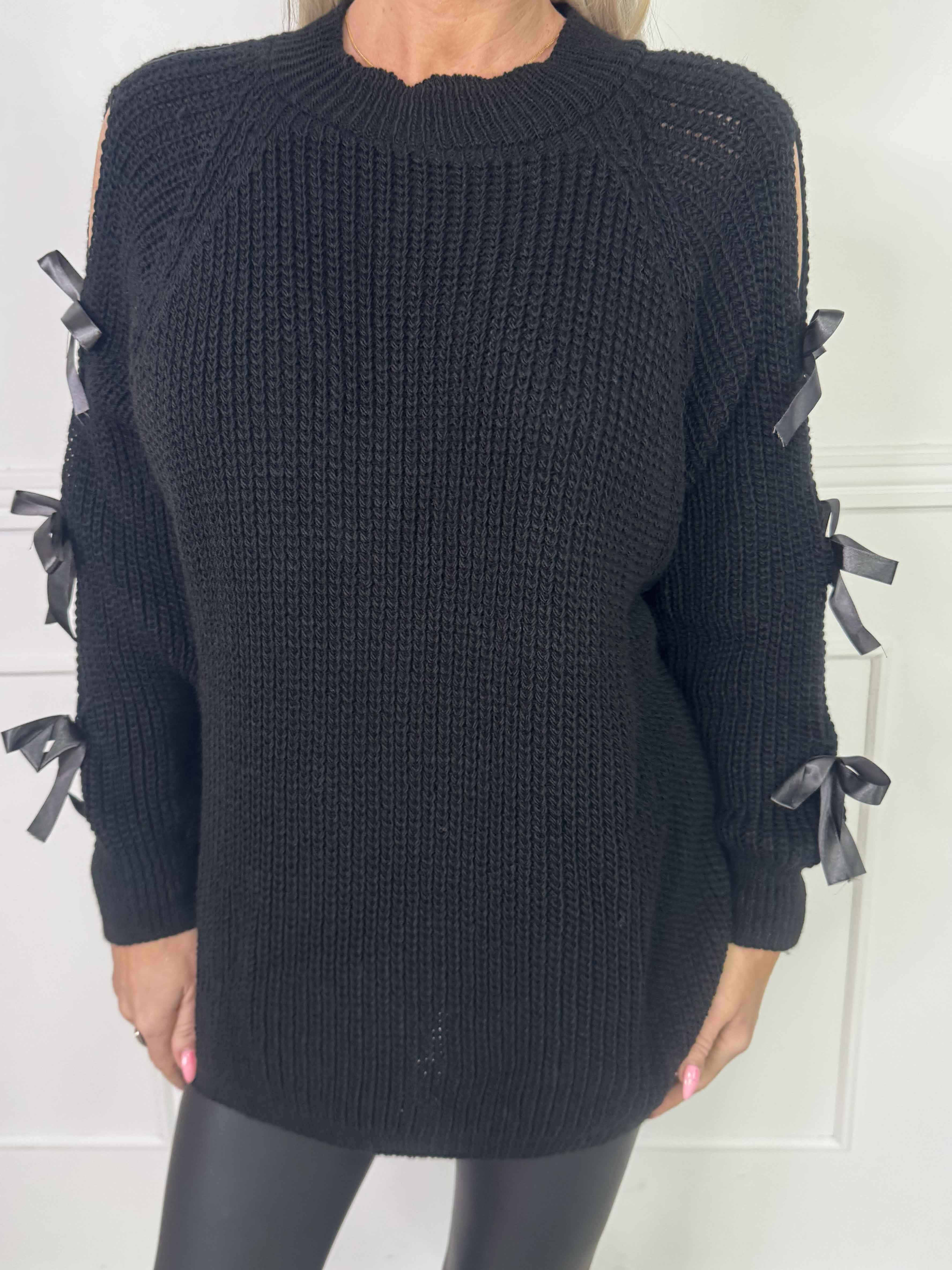 Birtha - Strikbluse med små åbninger og sløjfer på ærmet